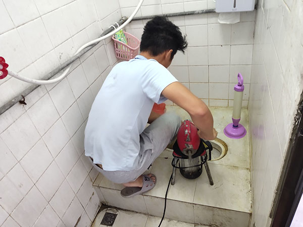 塔城管道堵塞冒臭气 专业师傅现场解决问题