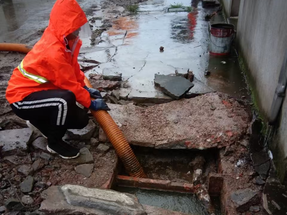 塔城专业清理污水池 炜誉市政以规范流程守护城市 “肠道”