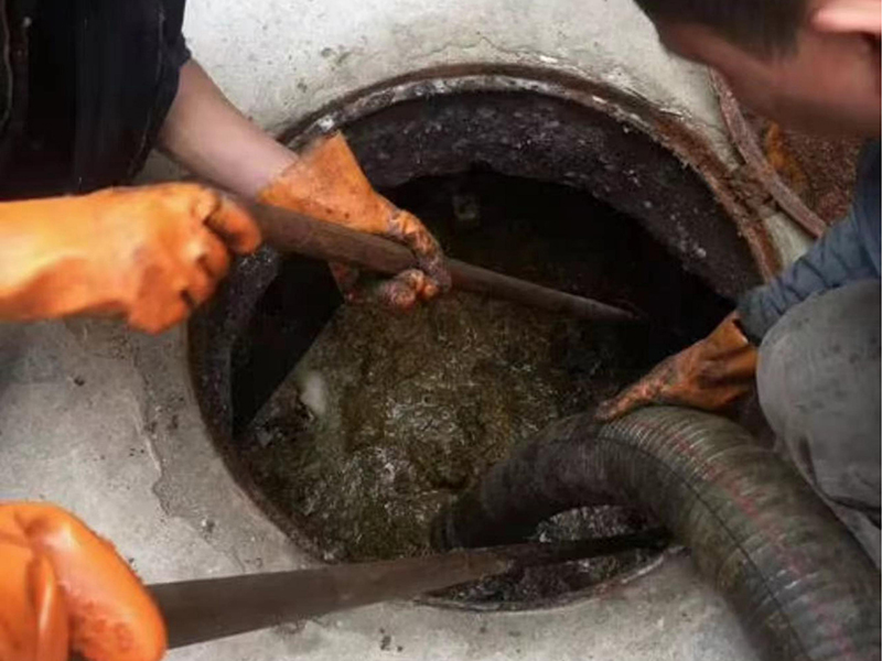 塔城清理化粪池时如何避免沼气的危害？